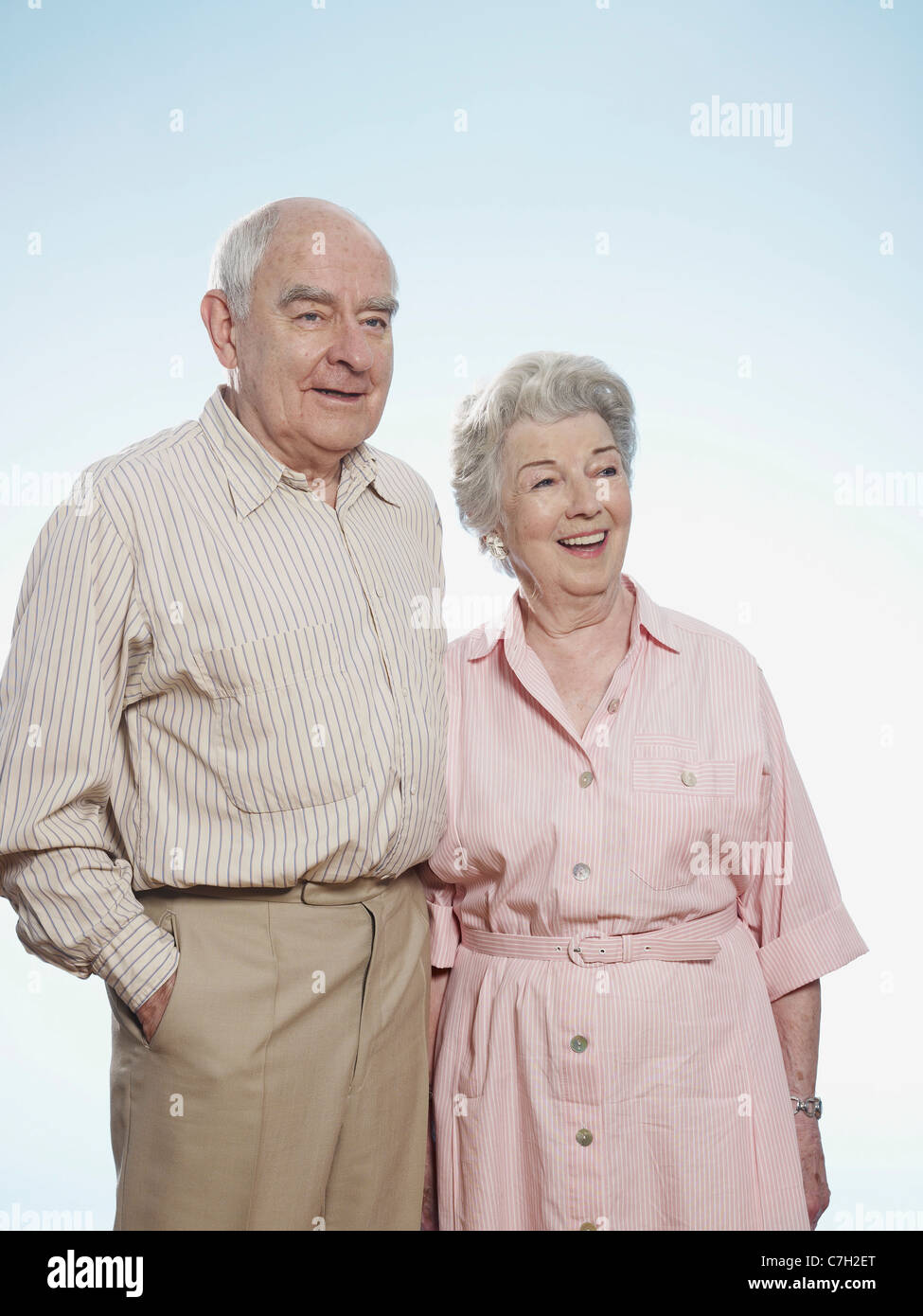 Ältere Mann und Frau nebeneinander amüsierten Blick Stockfoto