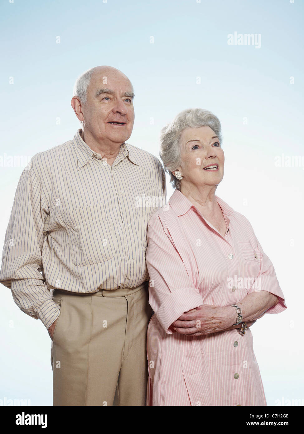 Ältere Mann und Frau nebeneinander nachschlagen Stockfoto