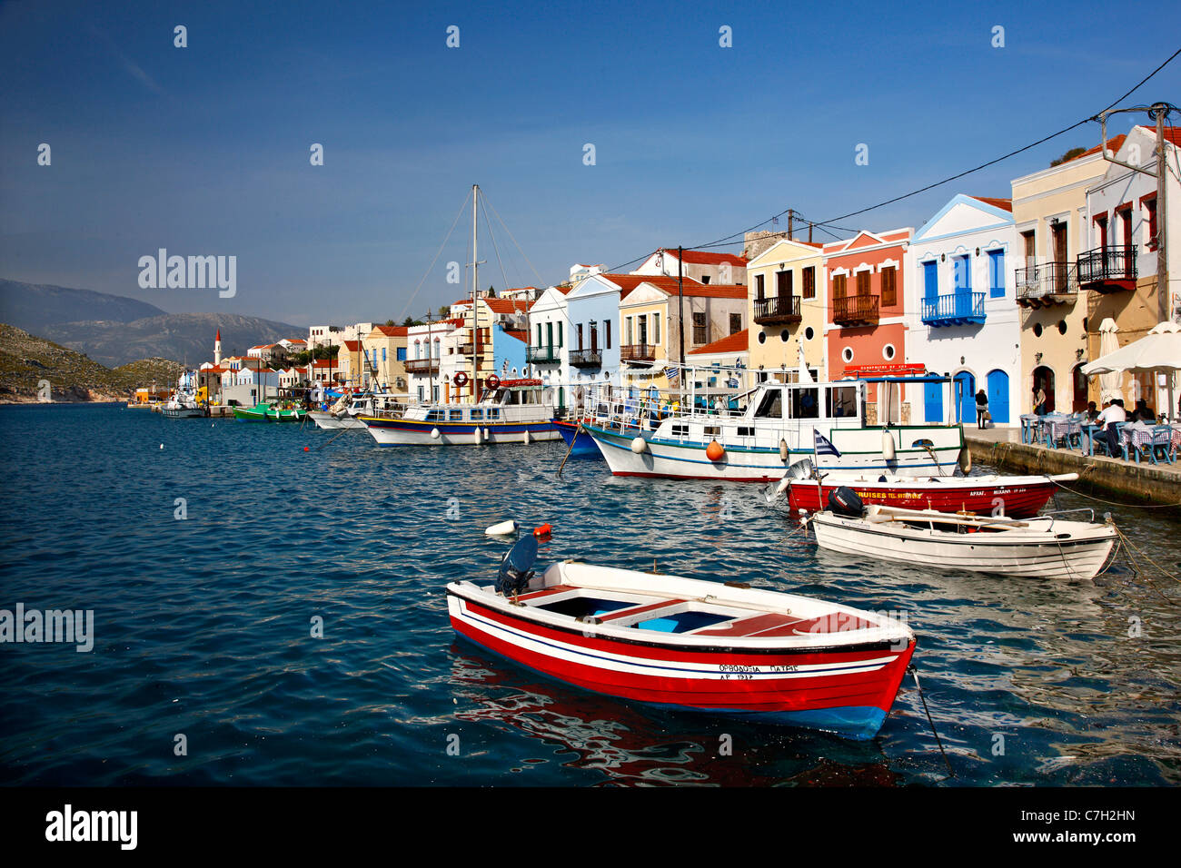 Teilweisen Blick auf den malerischen Hafen und Dorf von Kastellorizo (oder "Meghisti") Insel, Dodekanes, Griechenland Stockfoto