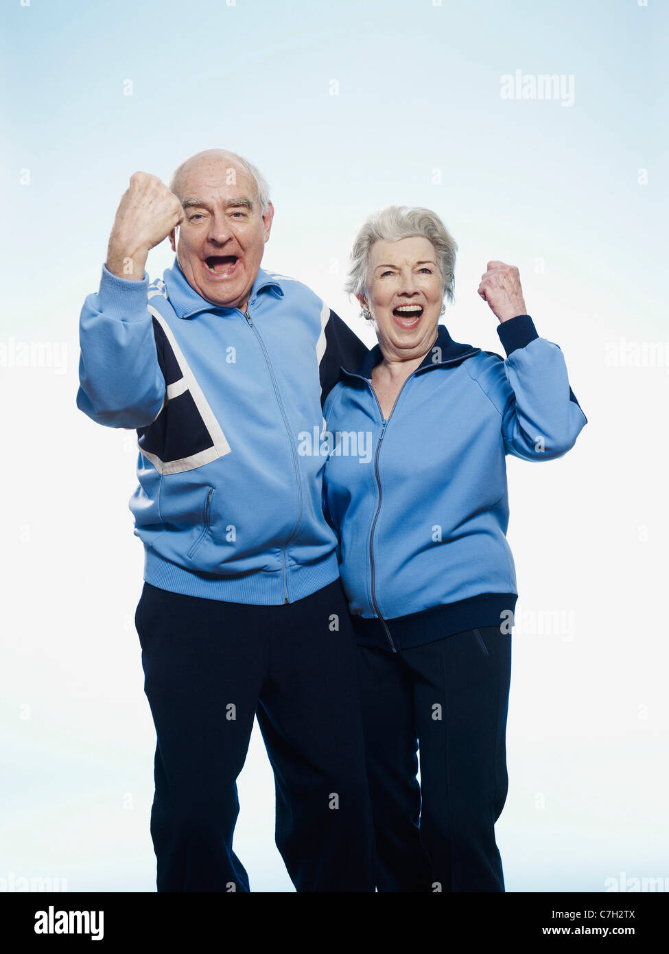 Ältere Mann und Frau in Sportbekleidung jubeln Stockfoto