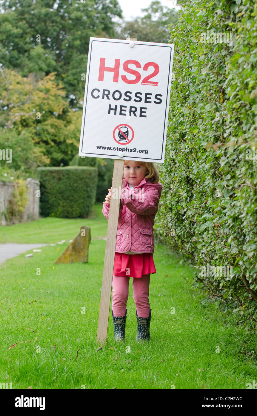 Kleines Mädchen auf die vorgeschlagene Route HS2 Eisenbahnverbindung durch die Chilterns in der Nähe von Hyde Heide. Protest-Zeichen auf der Kapelle Farm, Hyde Ende Stockfoto