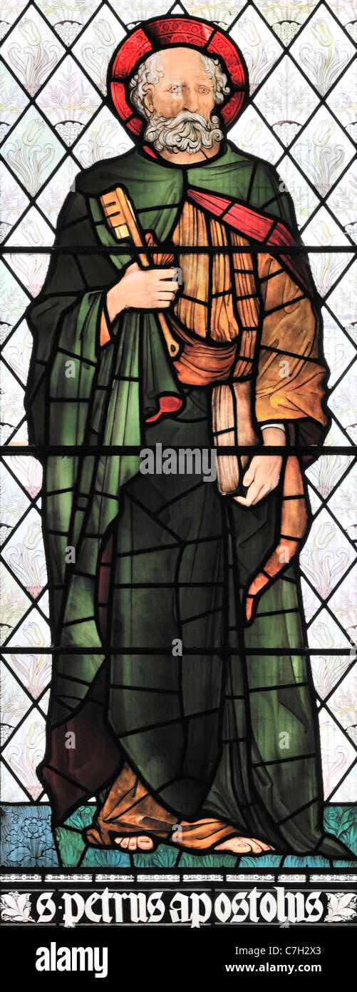 Glasmalerei-Fenster Darstellung St. Peter der Apostel in der Kirche Brampton, Cumbria, England Stockfoto