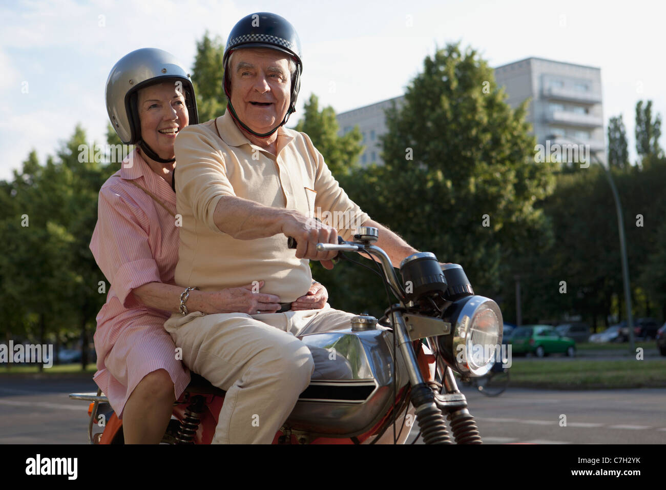 Älteres Paar auf dem Motorrad Stockfoto