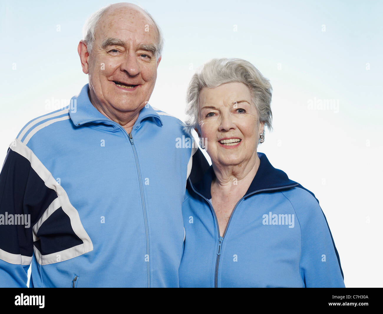 Ältere Mann und Frau in Sportkleidung in die Kamera Lächeln Stockfoto