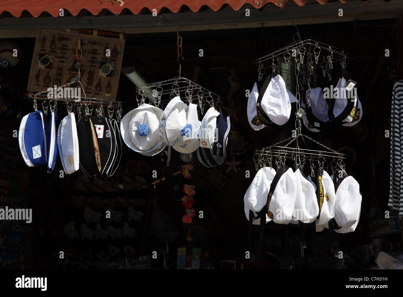 BLAUE & weiße Matrosen Sonne Hüte SEWASTOPOL Krim UKRAINE 2. September 2011 Stockfoto