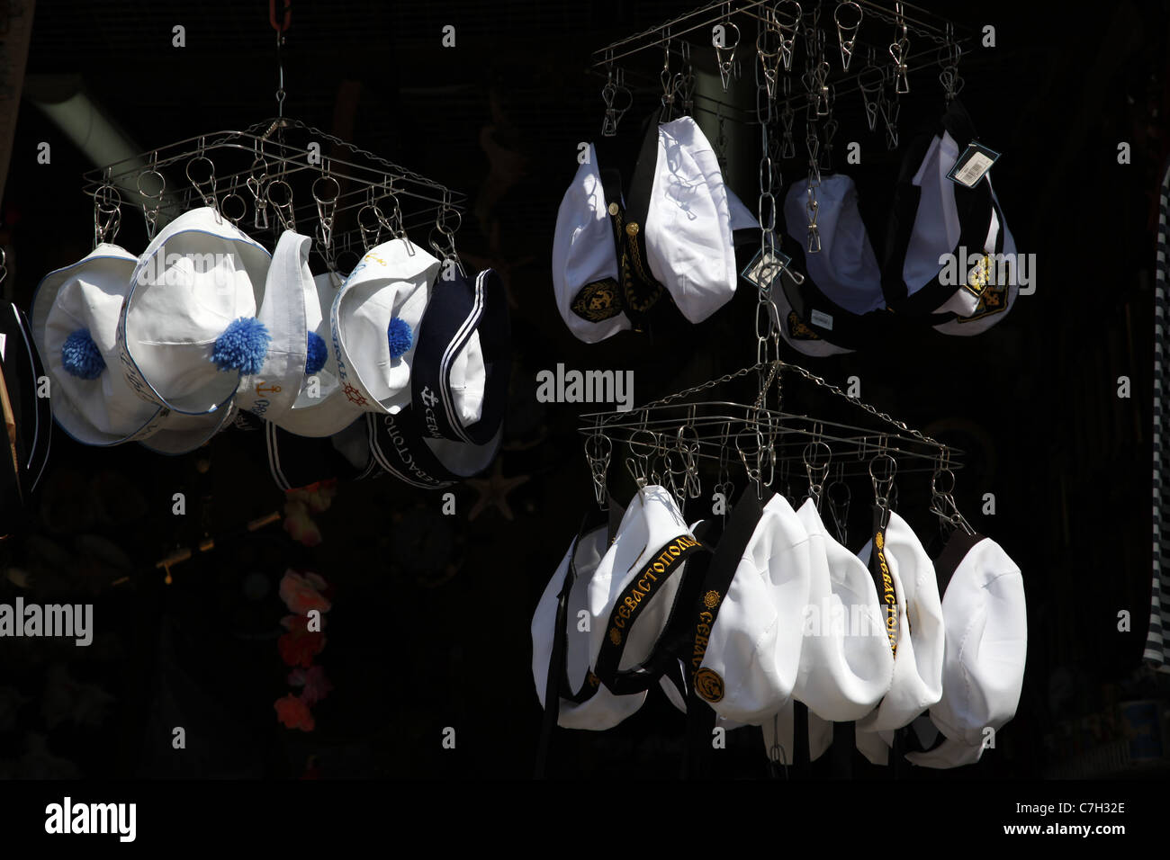 BLAUE & weiße Matrosen Sonne Hüte SEWASTOPOL Krim UKRAINE 2. September 2011 Stockfoto