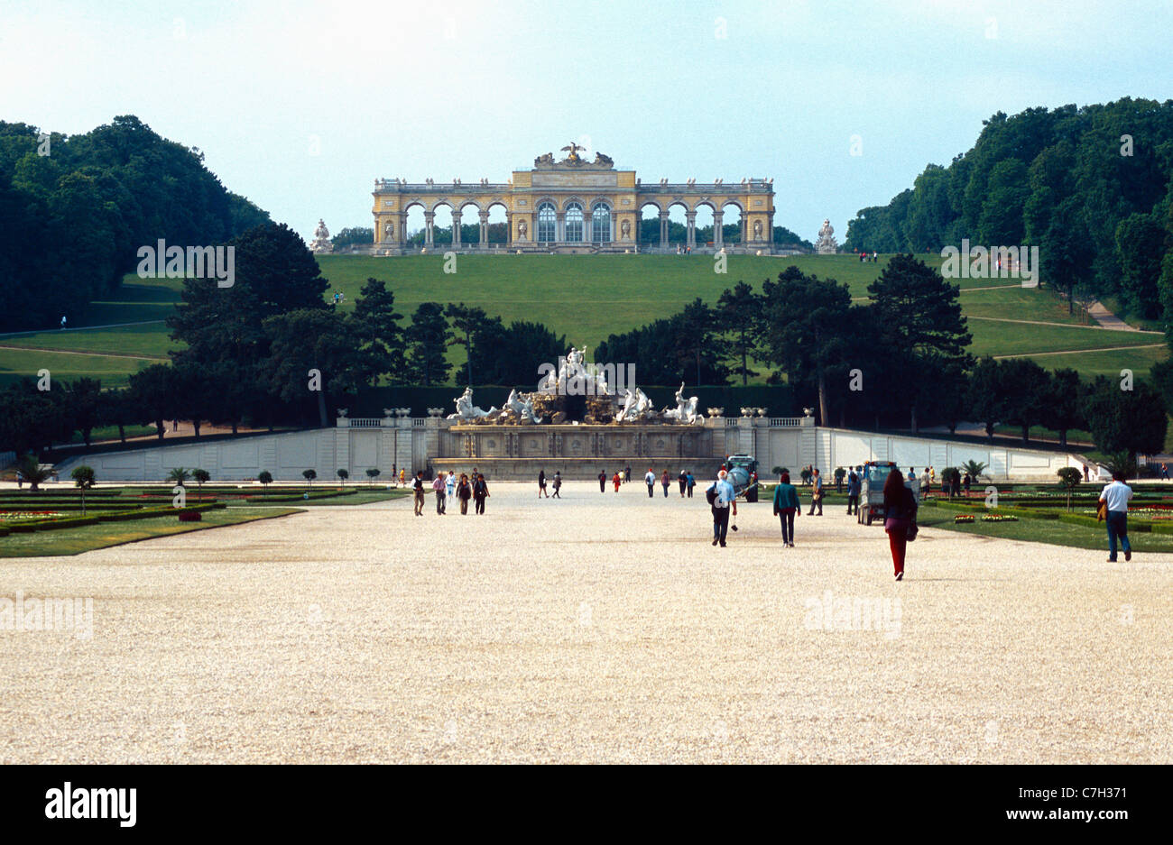 Österreich, Wien, Blick auf Neptun Brunnen und Gloriette im Hintergrund in Schönbrunn Gardens Stockfoto