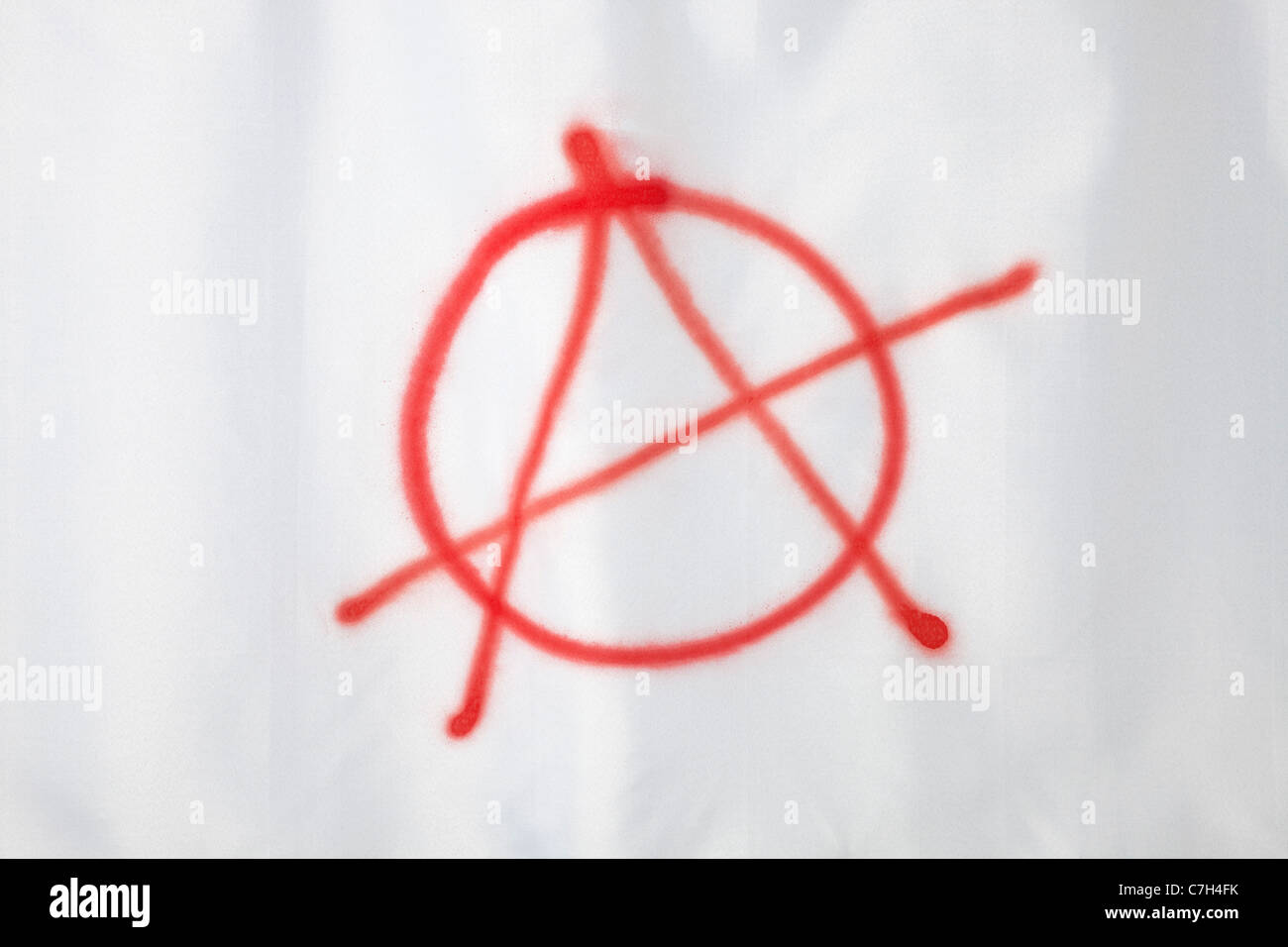 Anarchist Flagge, ein roter Kreis-A Symbol in einem weißen Hintergrund Stockfoto
