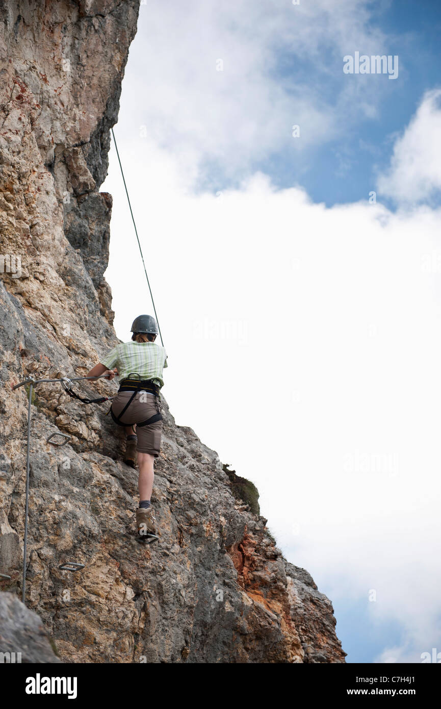 Person Klettern Felswand an der Wetterstein, Tirol, Österreich, Stockfoto