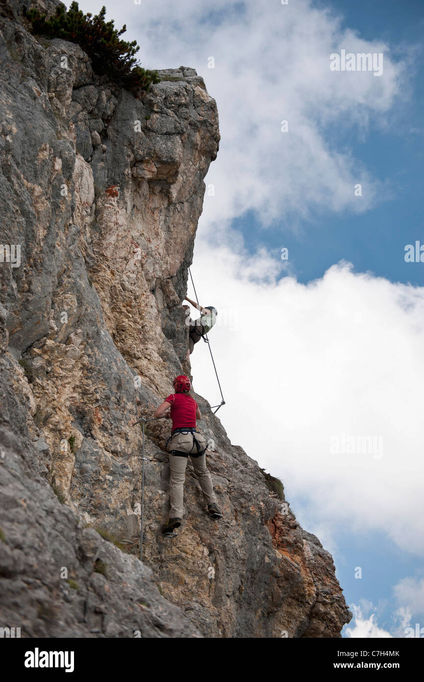 Zwei Personen Klettern Felswand an der Wetterstein, Tirol, Österreich, Stockfoto