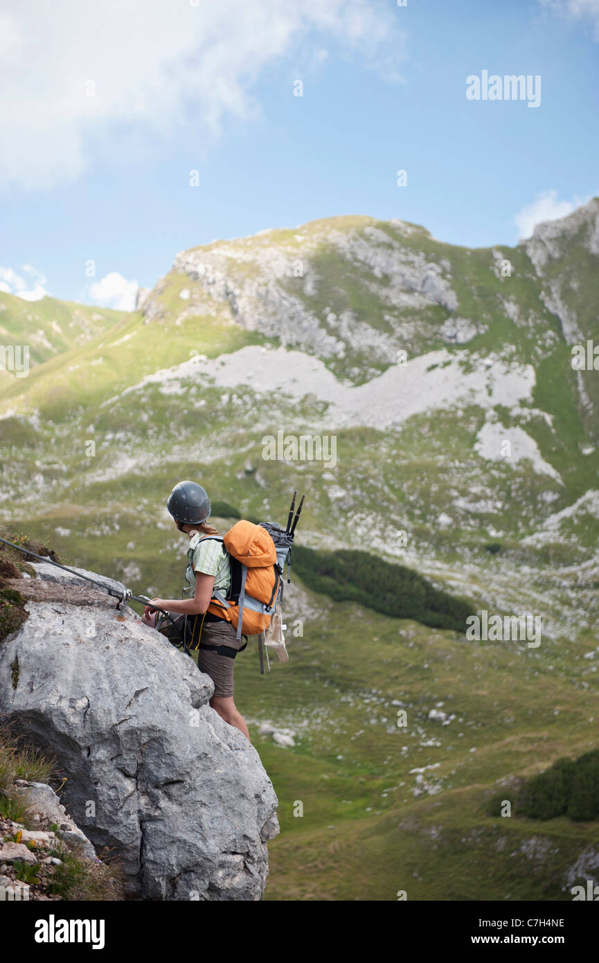 Person Klettern Felswand an der Wetterstein, Tirol, Österreich, Stockfoto