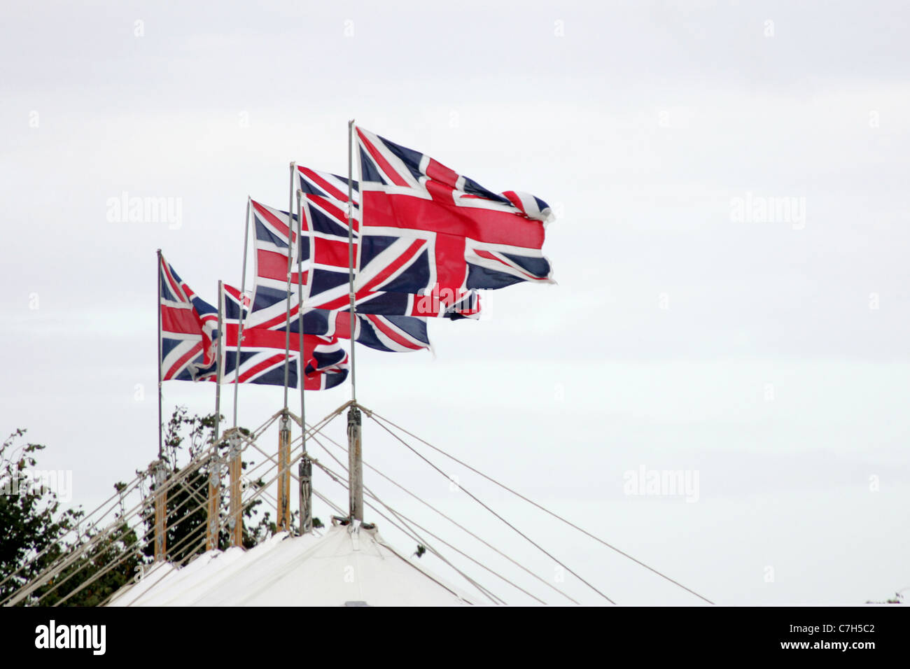 Eine Reihe von Union Jack-Flaggen. Stockfoto