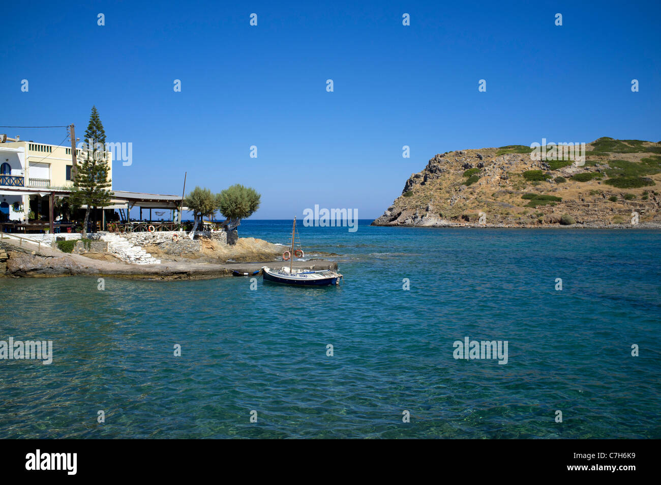 Die hübschen Hafen kann auf der griechischen Insel Kreta mit Tavernen entlang der Mole Stockfoto