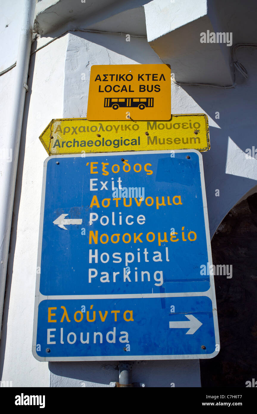 Ein gerichtetes Verkehrsschild in Agios Nikolaos auf der griechischen Insel Kreta in Griechisch und Englisch Stockfoto