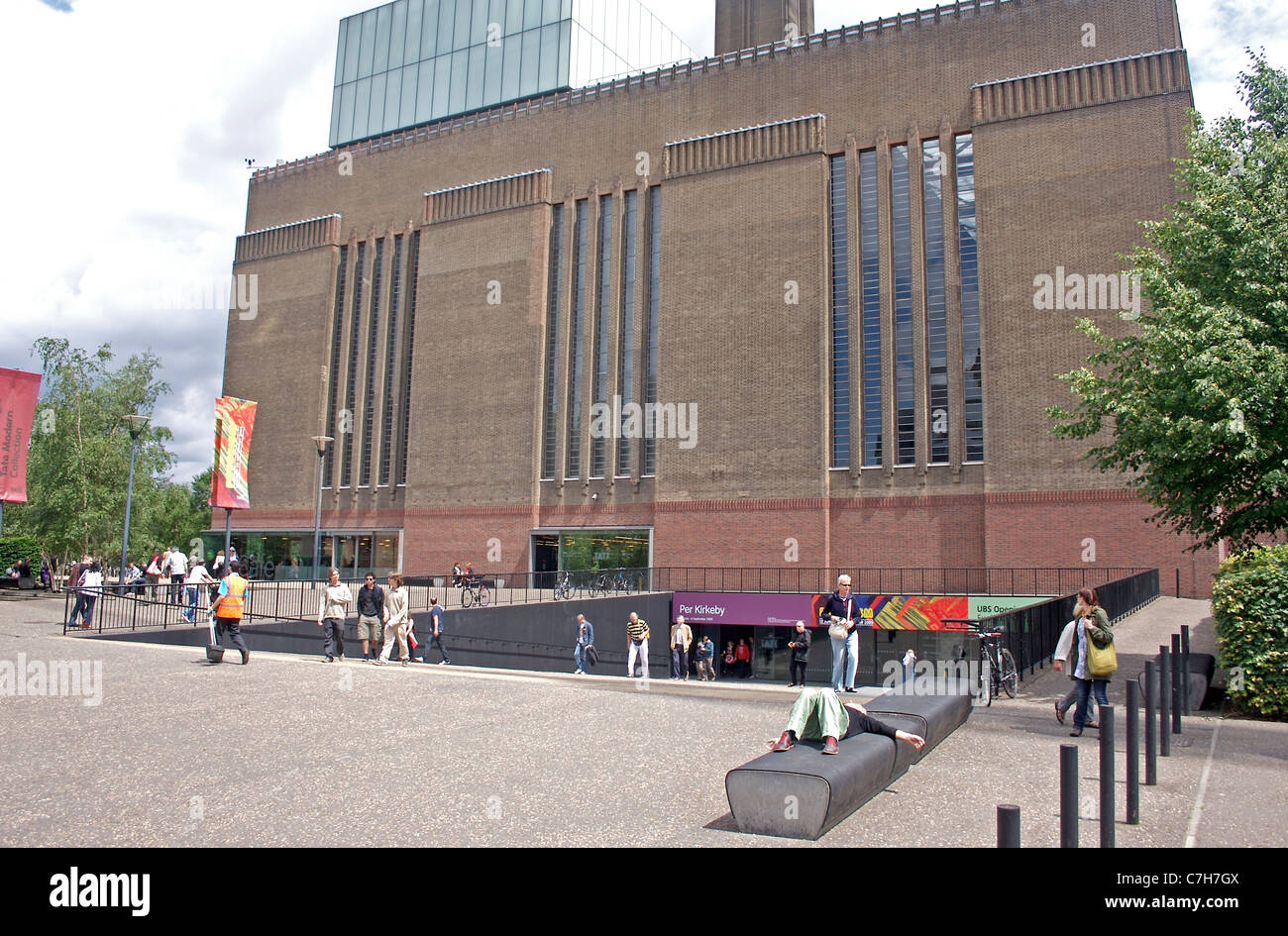 Zeigen Sie bis zum Eingang der Turbinenhalle der Tate Modern Museum in Bankside, London, England an Stockfoto