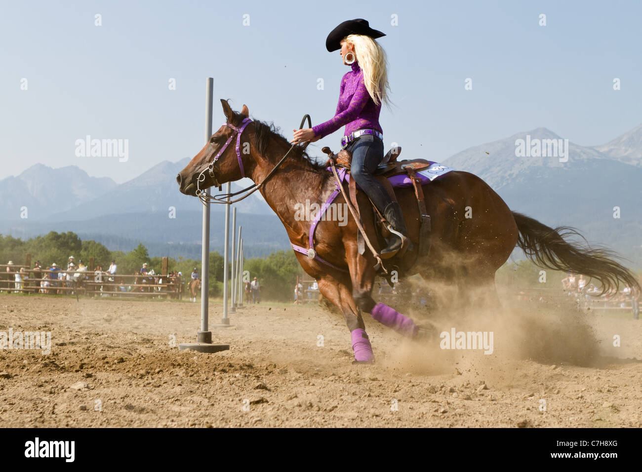 Cowgirl konkurrieren in der Pole Bending Stockfoto