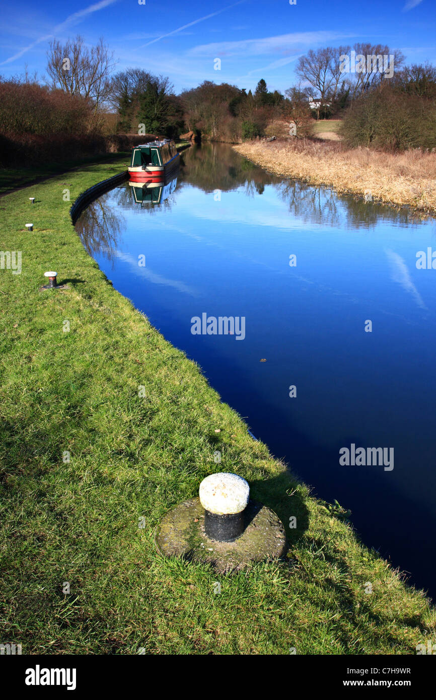 Ein Kanal Barge oder Narrowboat festgemacht an der Staffordshire und Worcestershire Kanal nahe Wolverley Dorf, Worcestershire, England Stockfoto