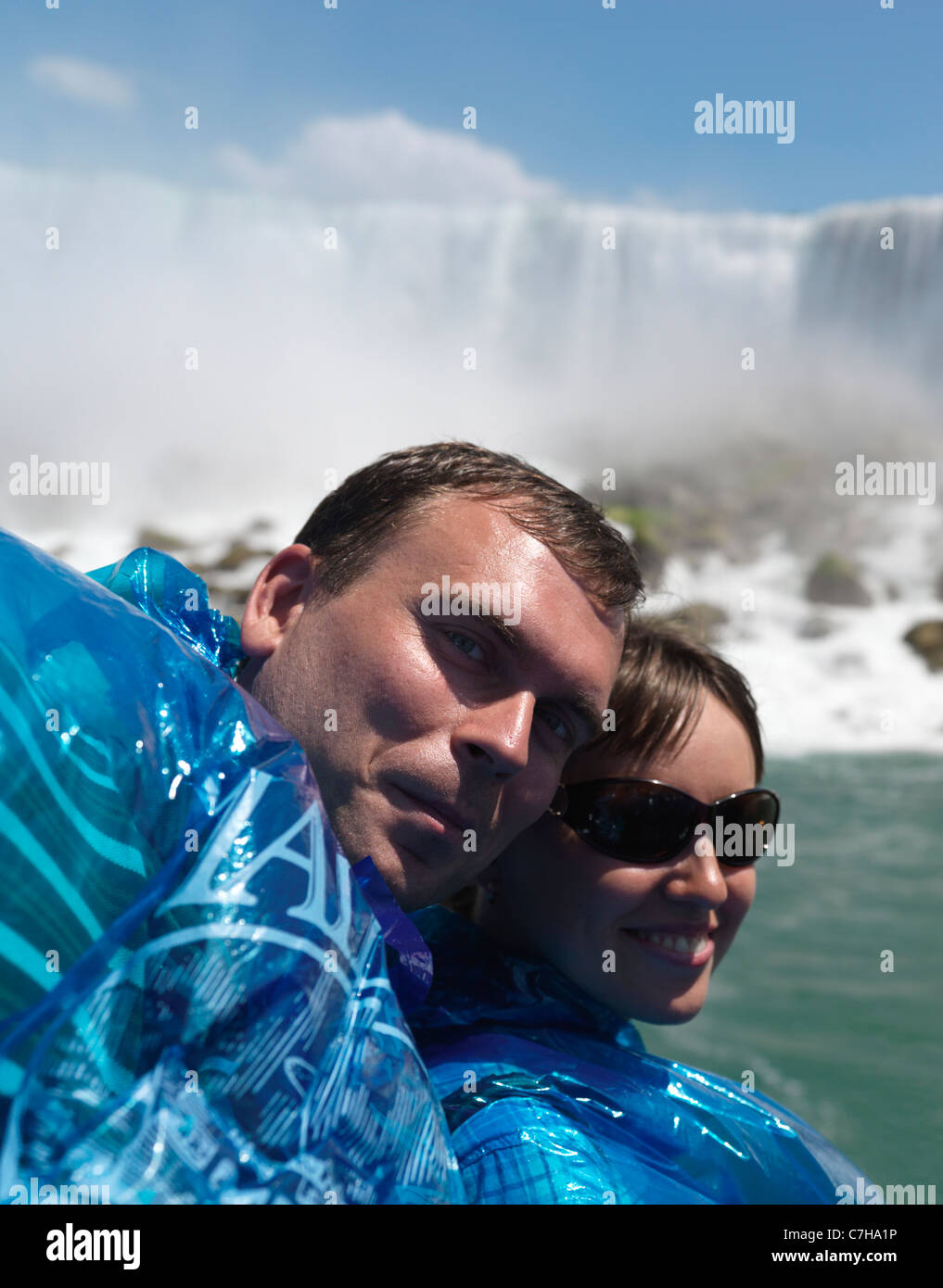 Glückliches junges Paar an den Niagarafällen, Maid of Nebel Boot fahren Stockfoto