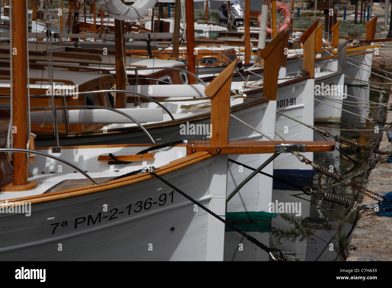 Festgemachten Boote bei Port de Pollenca Hafen Mallorca Stockfoto