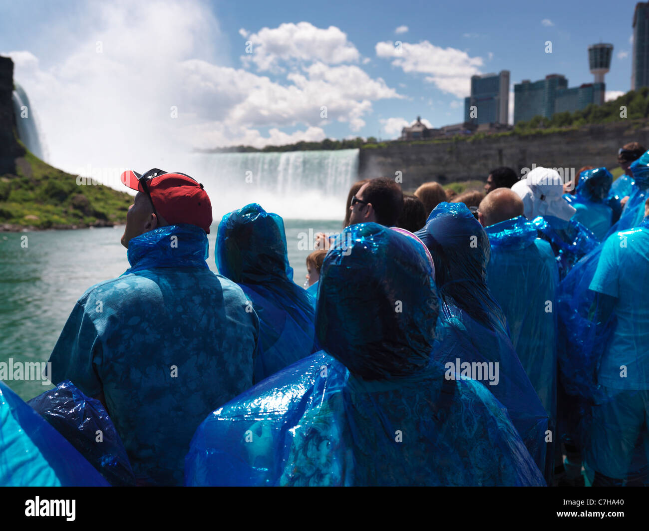 Leute in blauen Regenmäntel Niagara Falls Maid of Nebel Boot fahren Stockfoto