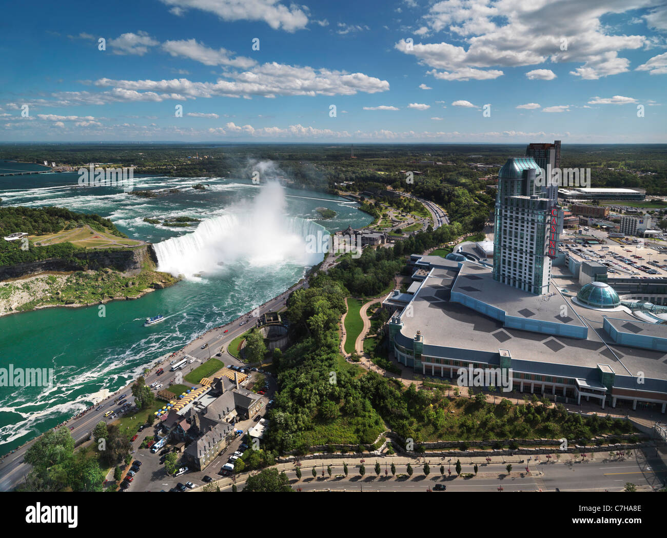 Blick auf die kanadischen Horseshoe Niagara Falls und Fallsview Casino. Ontario, Kanada 2011. Stockfoto