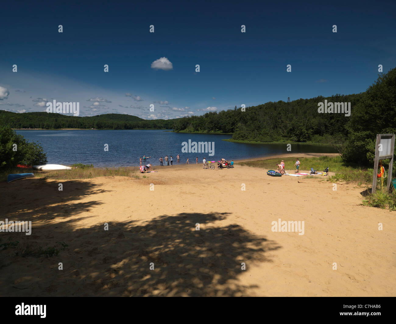 Pfeilspitze Strand Sommer Seenlandschaft am Arrowhead Provincial Park, Ontario, Kanada. Stockfoto