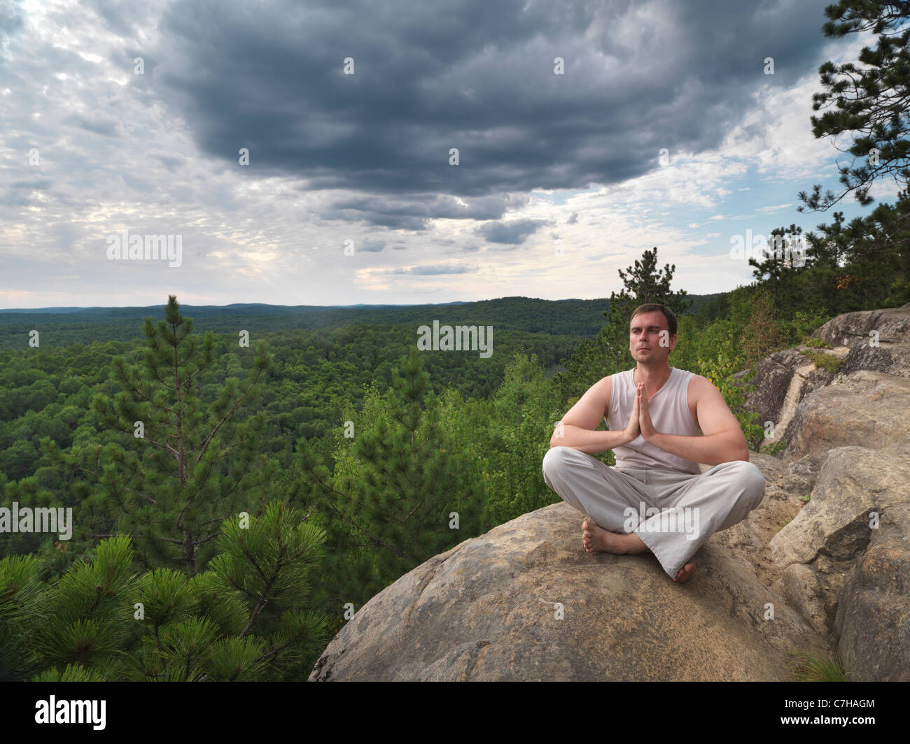Junger Mann in der Natur meditieren. Algonquin, Ontario, Kanada. Stockfoto