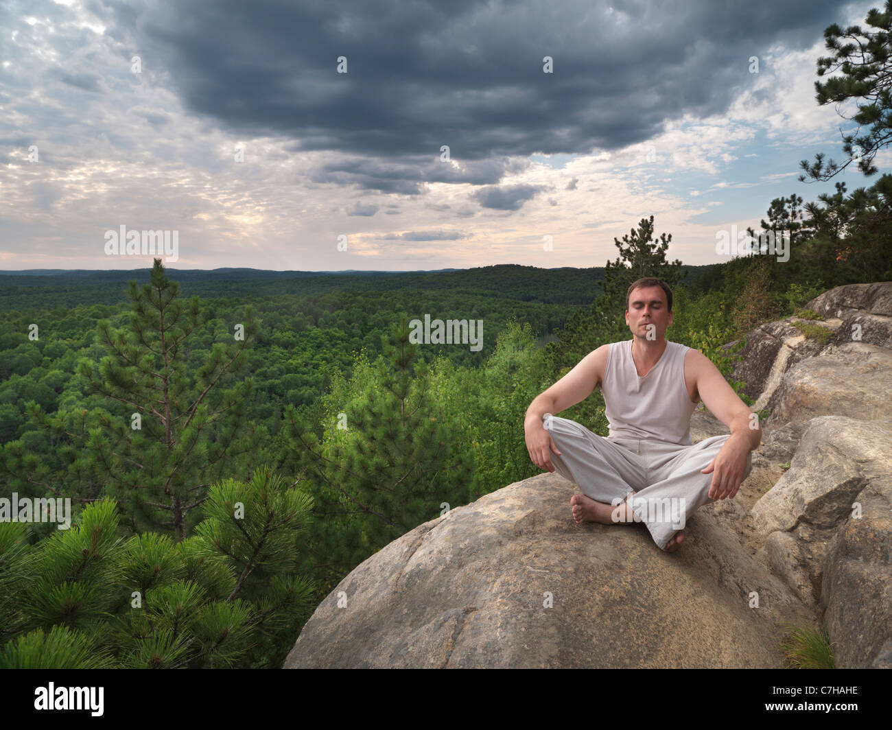 Junger Mann in der Natur meditieren. Algonquin, Ontario, Kanada. Stockfoto