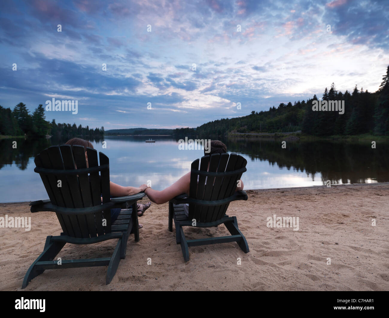 Paar Sonnenuntergang an der See der zwei Flüsse in Algonquin Provincial Park, Ontario, Kanada. Stockfoto