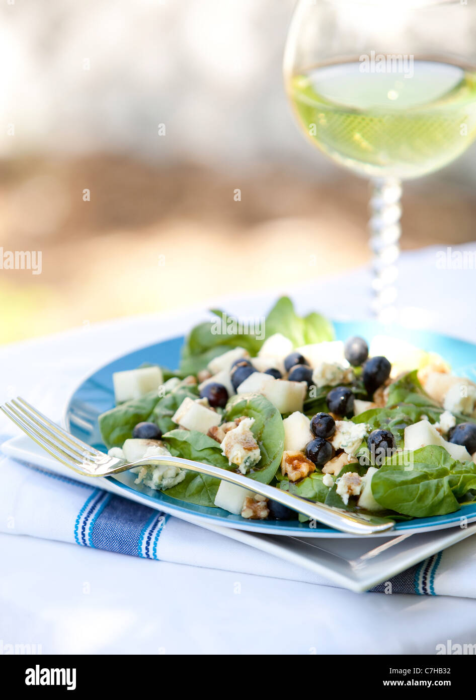 Spinat und Gorgonzola-Käse-Salat mit Heidelbeeren und Birnen Stockfoto