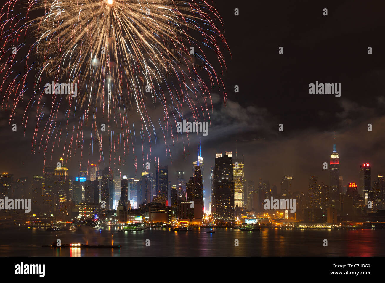 Die Macy's 4. Juli leuchtet den Himmel über die Skyline von Midtown Manhattan Feuerwerk und Hudson River in New York City. Stockfoto