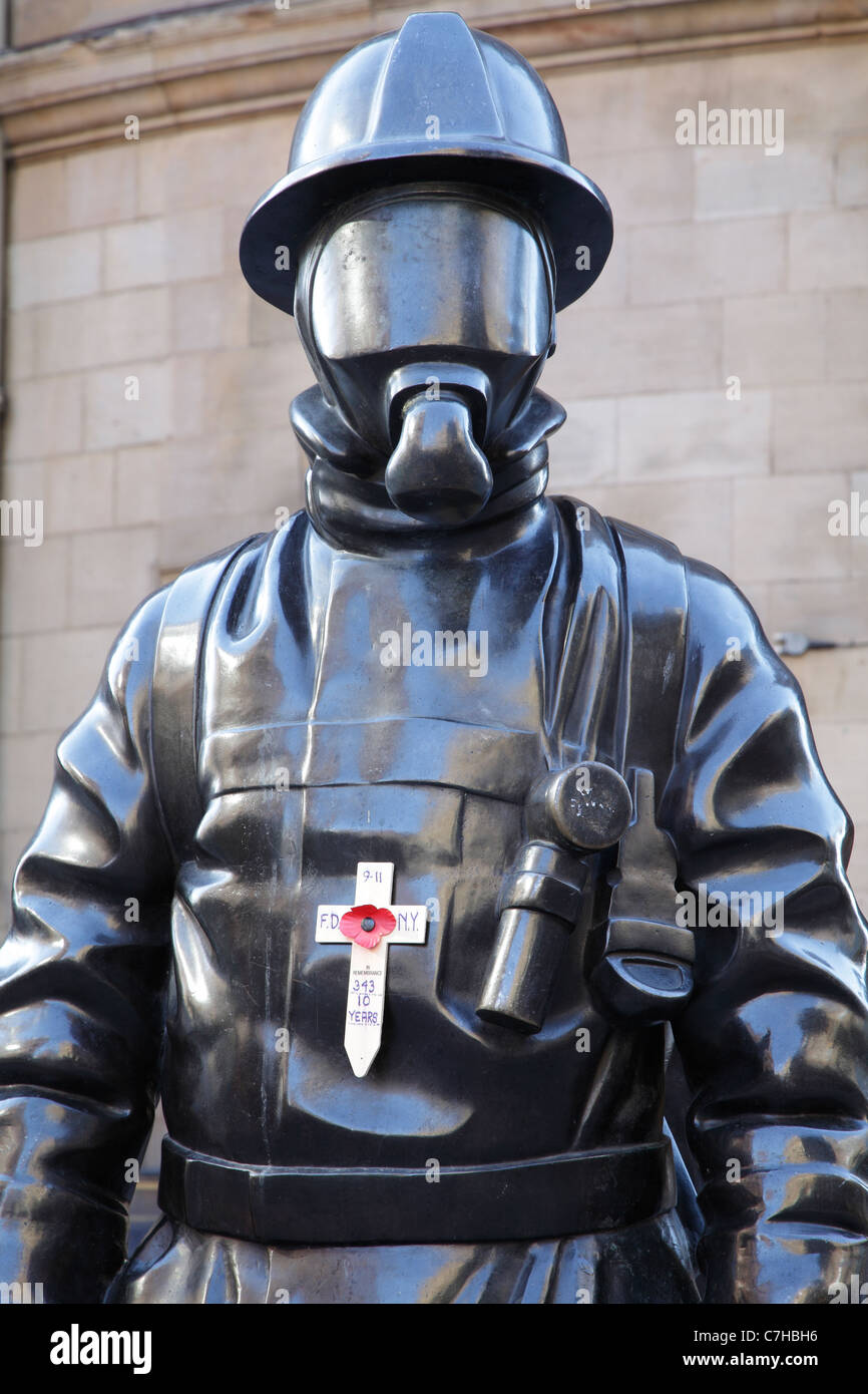 Citizen Firefighter Skulptur mit einer Mohnzolle zum 10th-jährigen Jubiläum 911, Glasgow City Centre, Schottland, UK Stockfoto