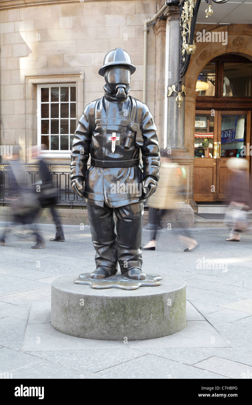Citizen Firefighter Skulptur mit einer Mohnzolle zum 10th-jährigen Jubiläum 911, Glasgow City Centre, Schottland, UK Stockfoto