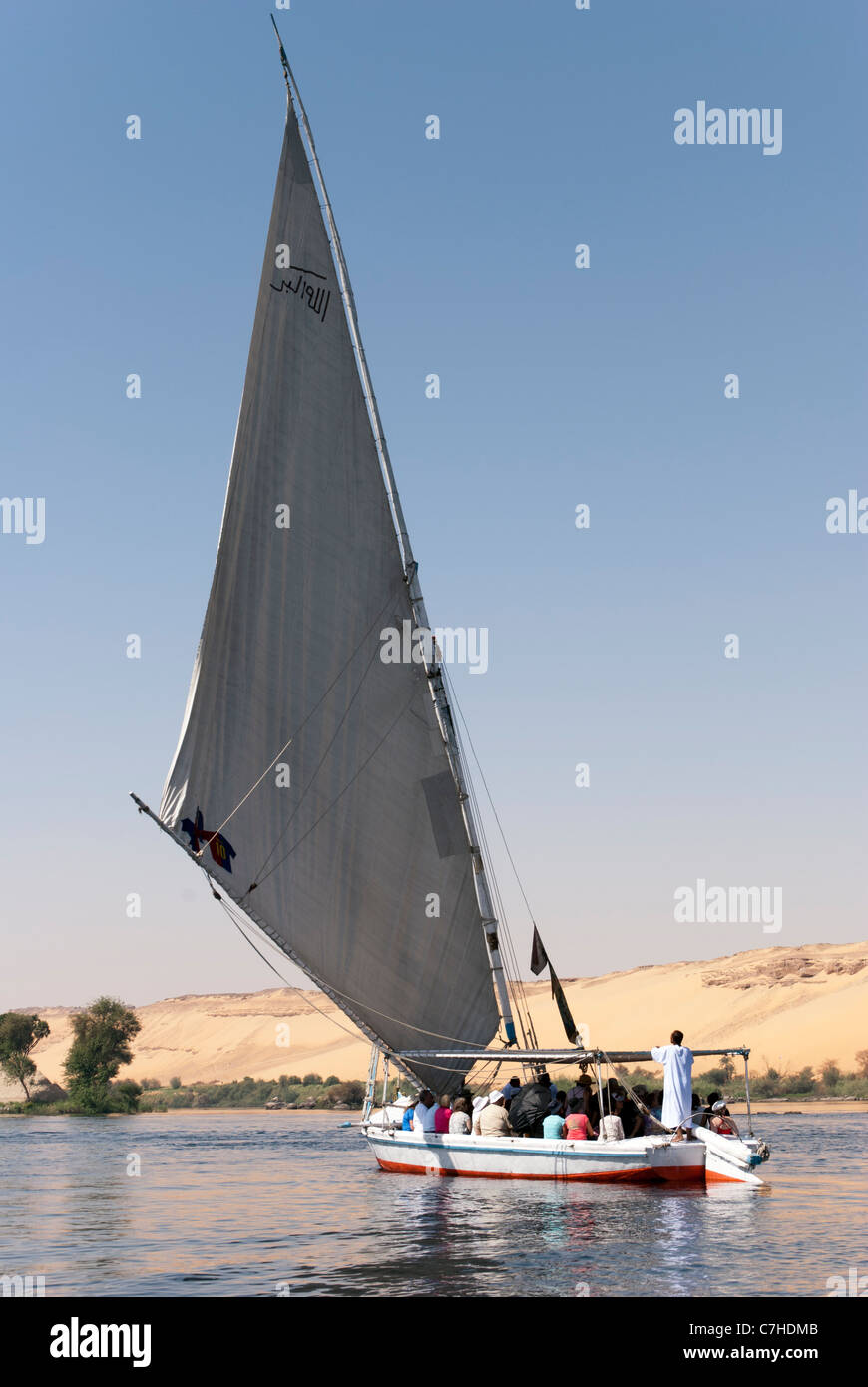 Feluke mit Touristen Segeln auf dem Nil - Assuan, Oberägypten Stockfoto