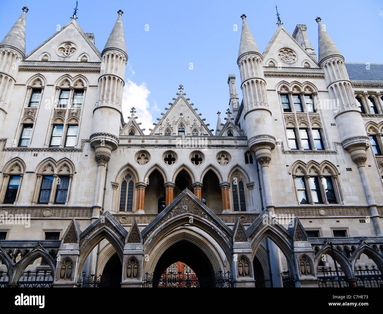 Die Royal Courts of Justice, gemeinhin auch The Law Courts genannt, ist ein Gerichtsgebäude in London, in dem sich der High Court und Court of Appeal von England befinden Stockfoto