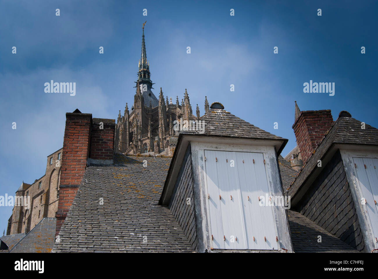 Dächer mit Flechten bedeckt, Schiefer und weißen Fensterläden unter Kloster Mont Saint Michel Stockfoto