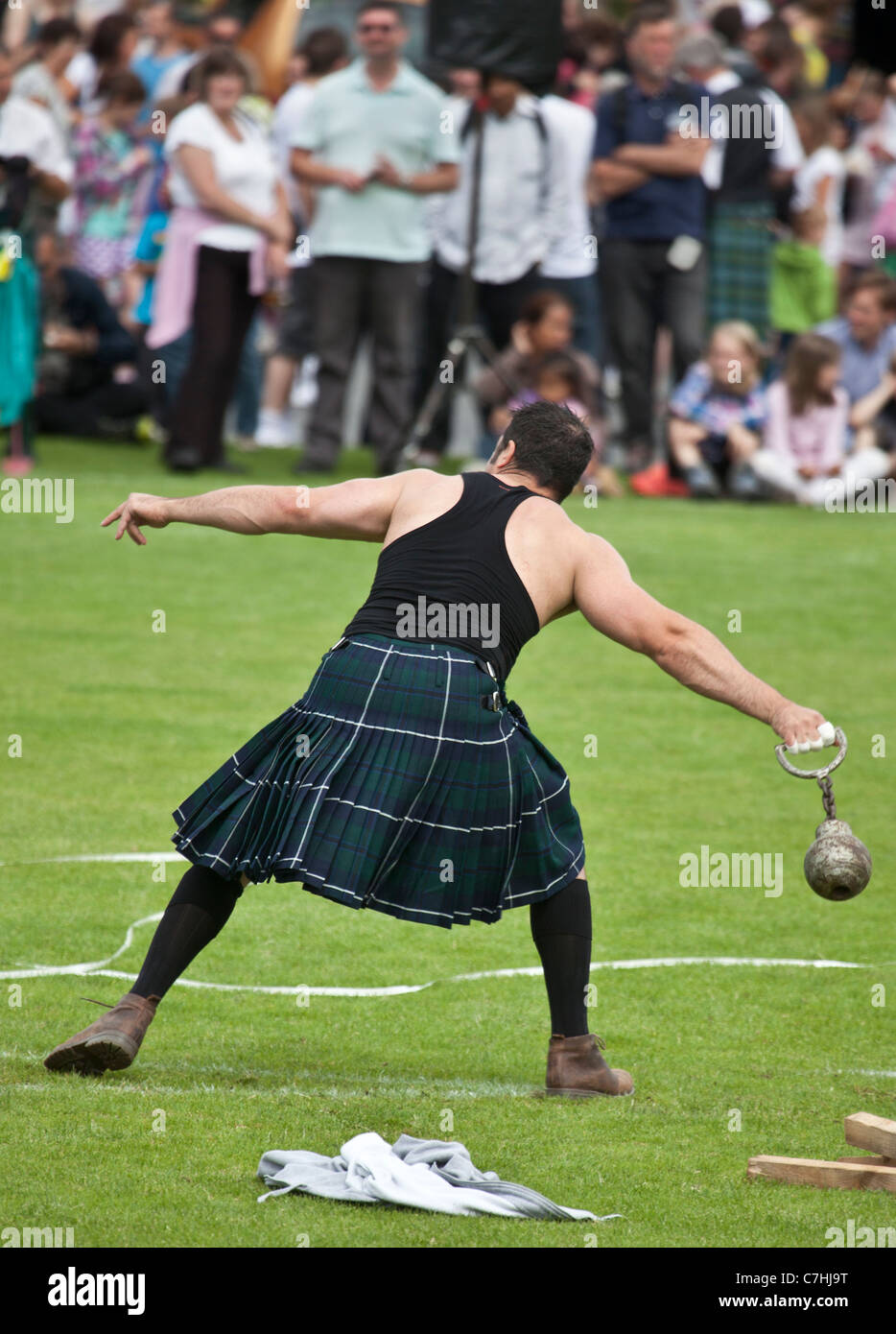 "Schwer" Sportler wirft die 28lb Gewicht bei Brodick Highland Games, Isle of Arran Stockfoto