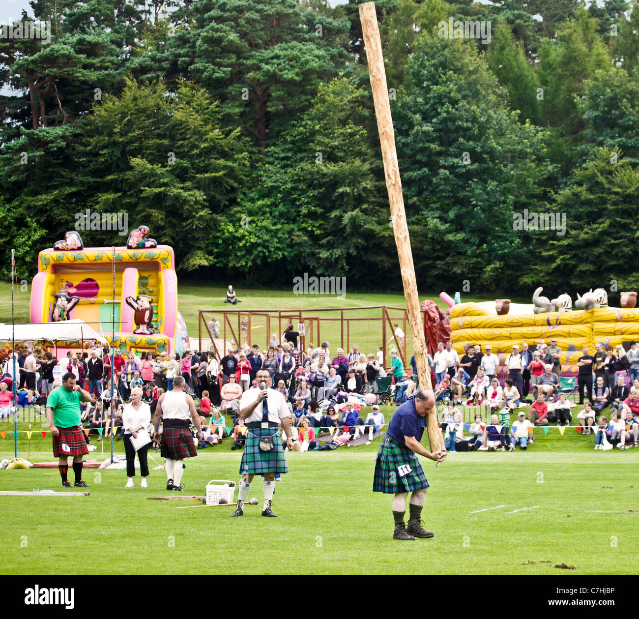 Mann, die Teilnahme an der Tossing des Caber-Contest am Brodick Highland Games, Isle of Arran Stockfoto