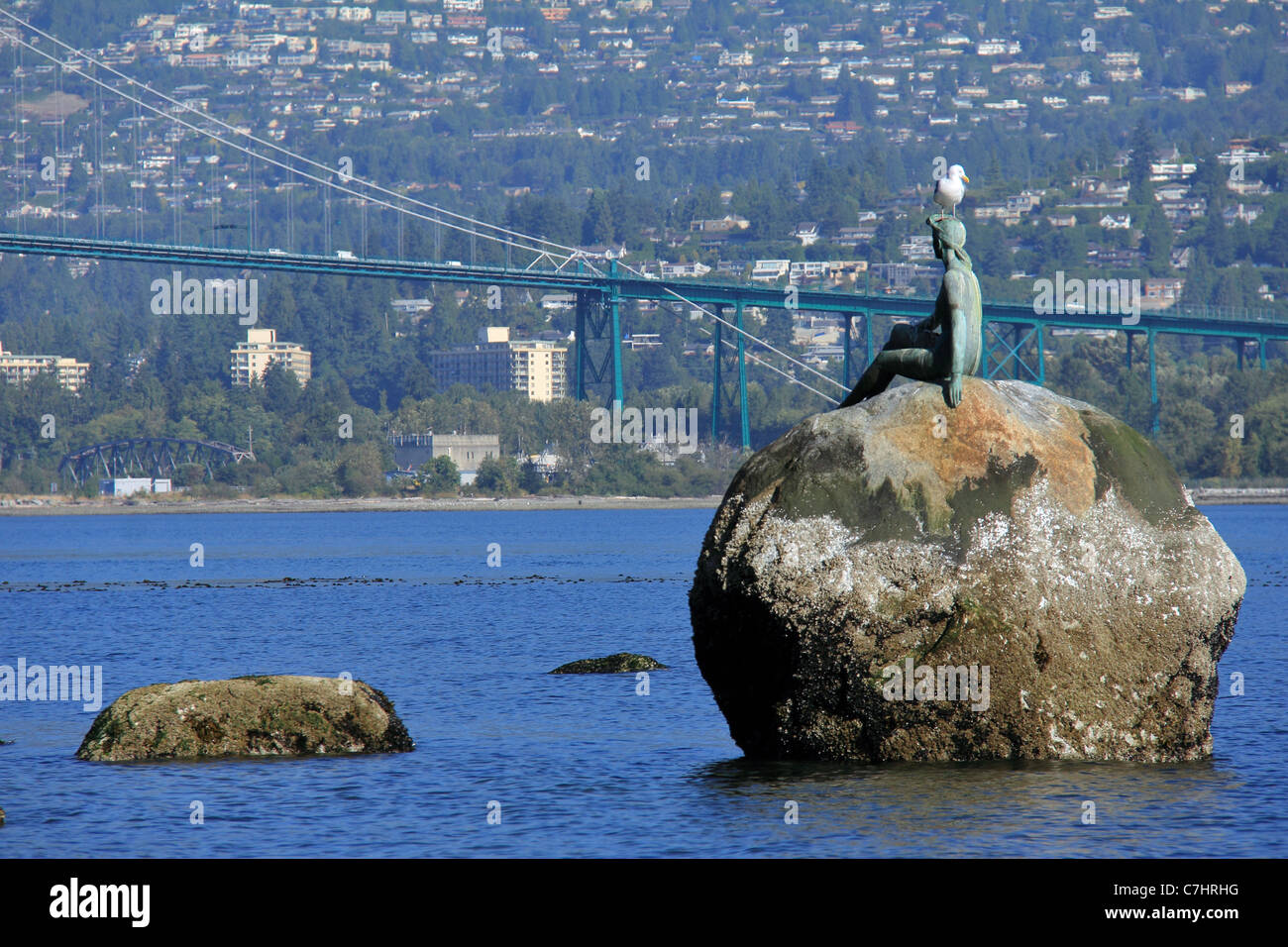 Mädchen in einen Neoprenanzug und die Lions Gate Bridge Stockfoto