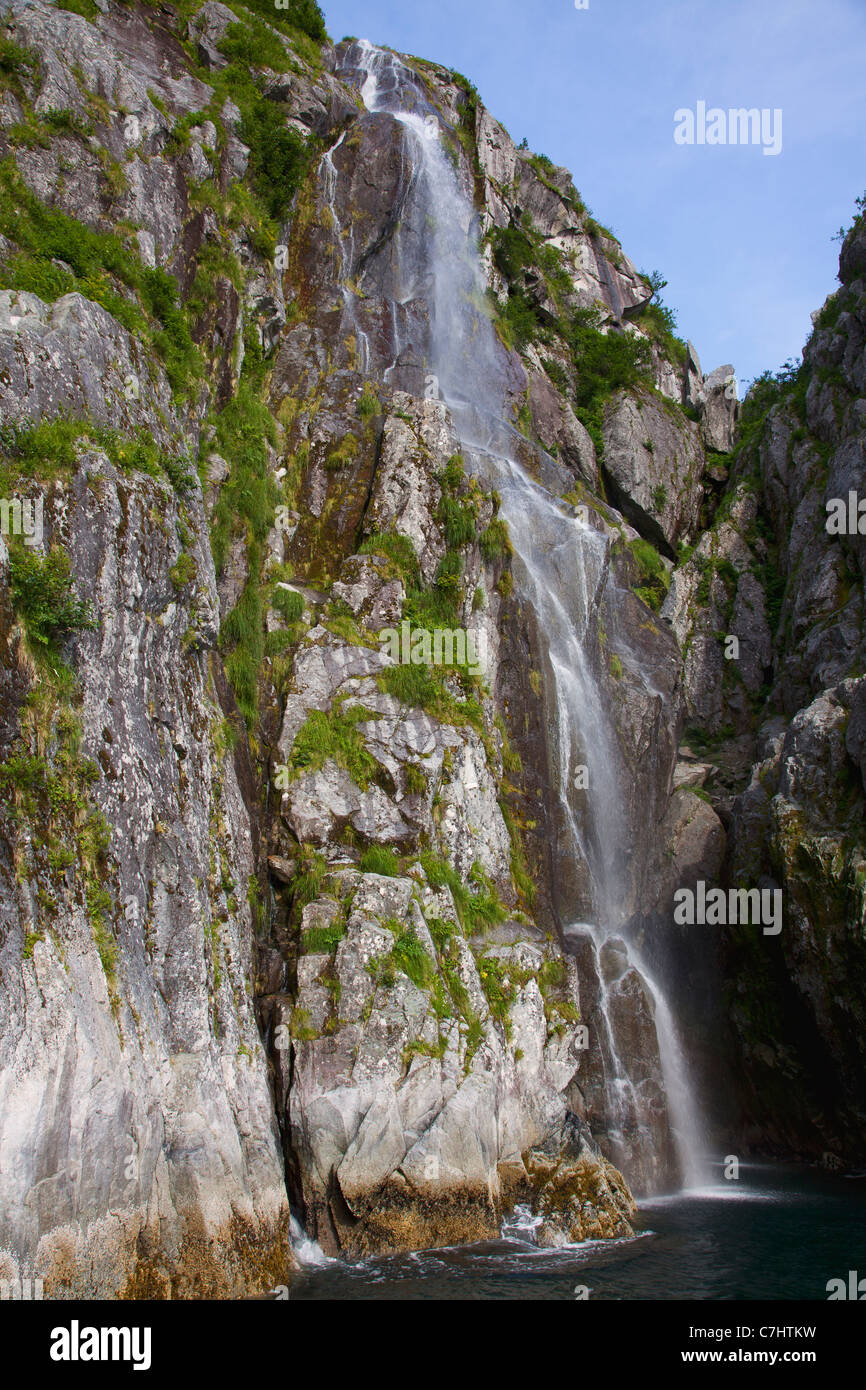 Wasserfälle in Katarakt Cove, Kenai Fjords National Park, in der Nähe von Seward, Alaska. Stockfoto