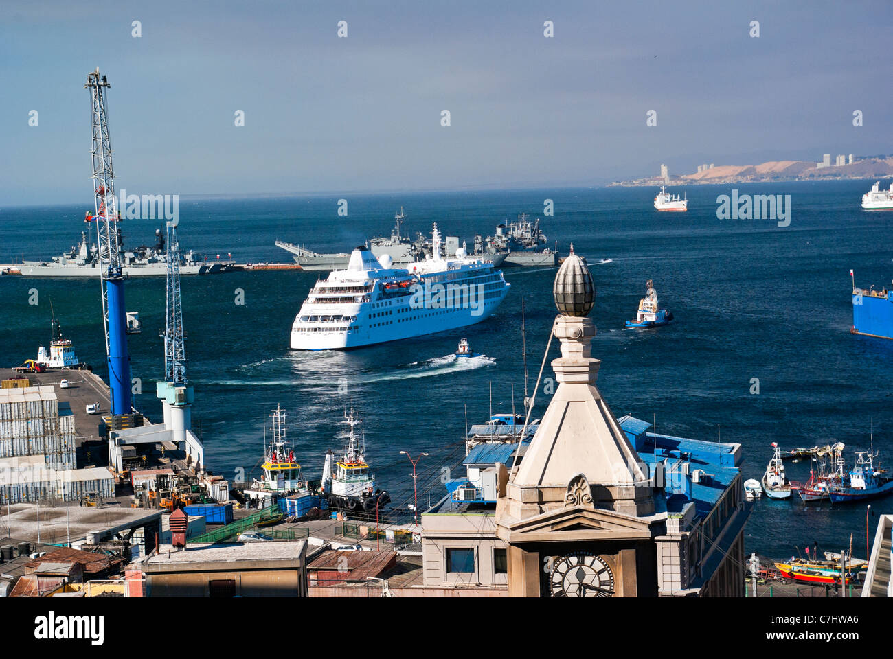 Von Silversea Silver Cloud Abfahrt Hafen Valparaiso am späten Nachmittag, Wanne es herumkommandiert Stockfoto