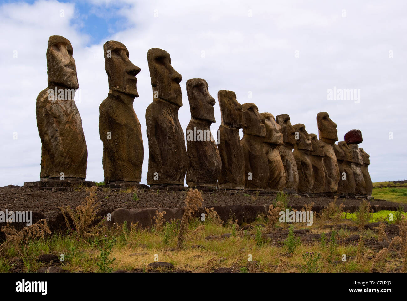 Ahu Tongariki, stehen 15 Tikis stramm, mit Rücken zum Meer Stockfoto