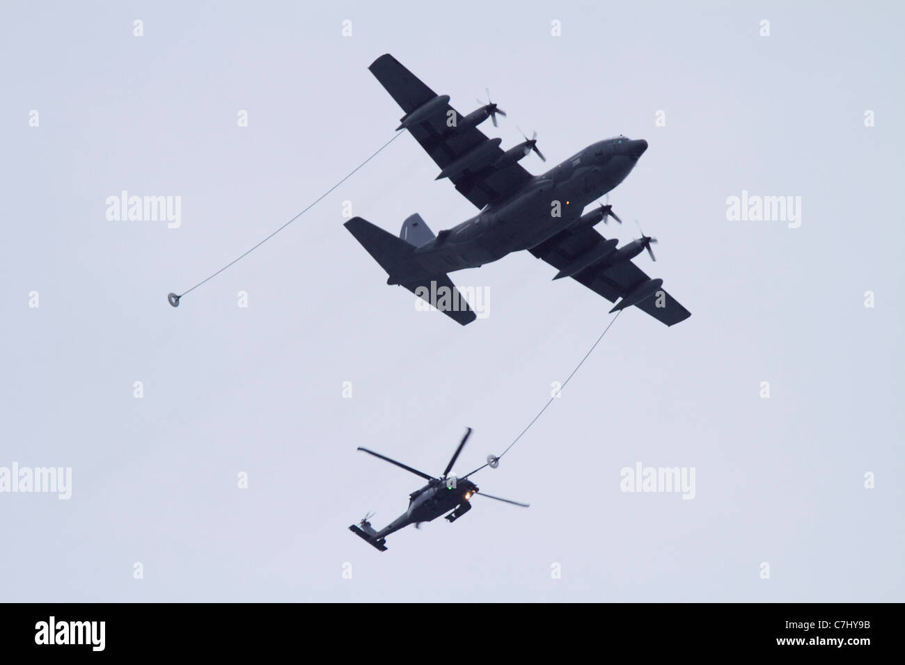 HH-60-Pavehawks wird Aerofueled durch eine KC-130, Seward, Alaska. Stockfoto