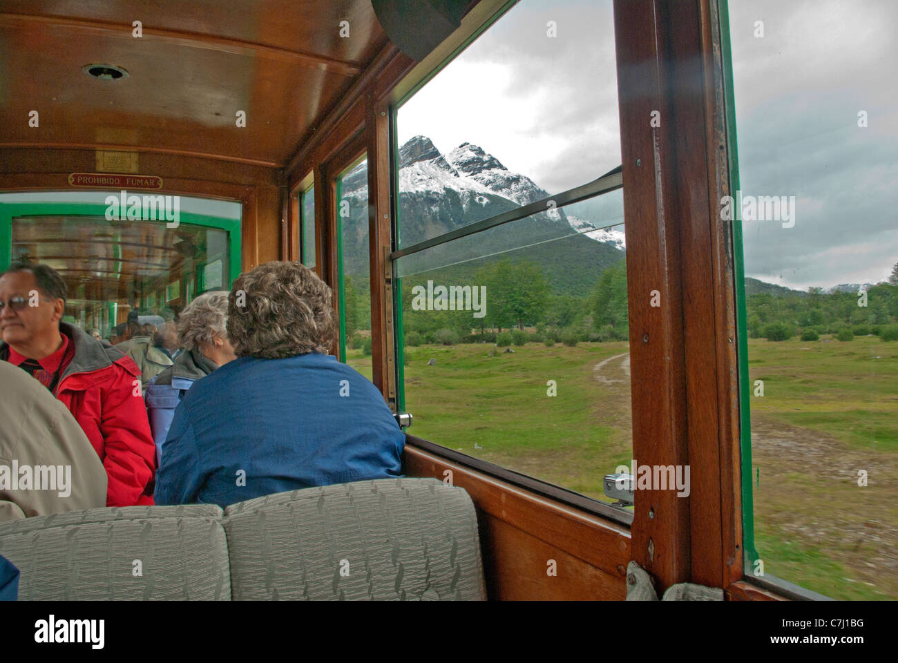 Ende der Welt trainieren Passagiere Blick auf Felder und Berge Stockfoto