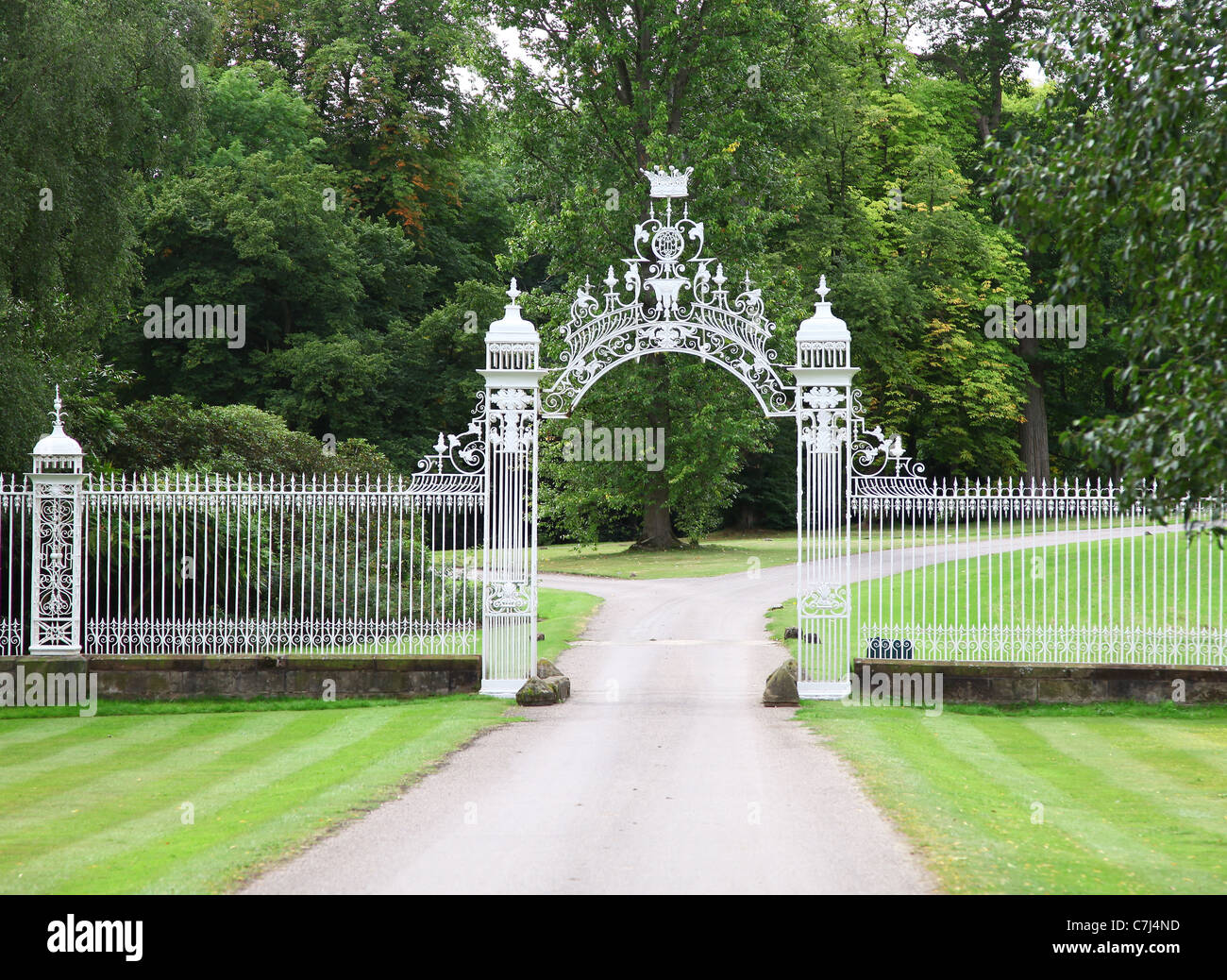 Kunstvoll verzierte Tore am Cholmondeley Castle Cheshire, England, Großbritannien Stockfoto