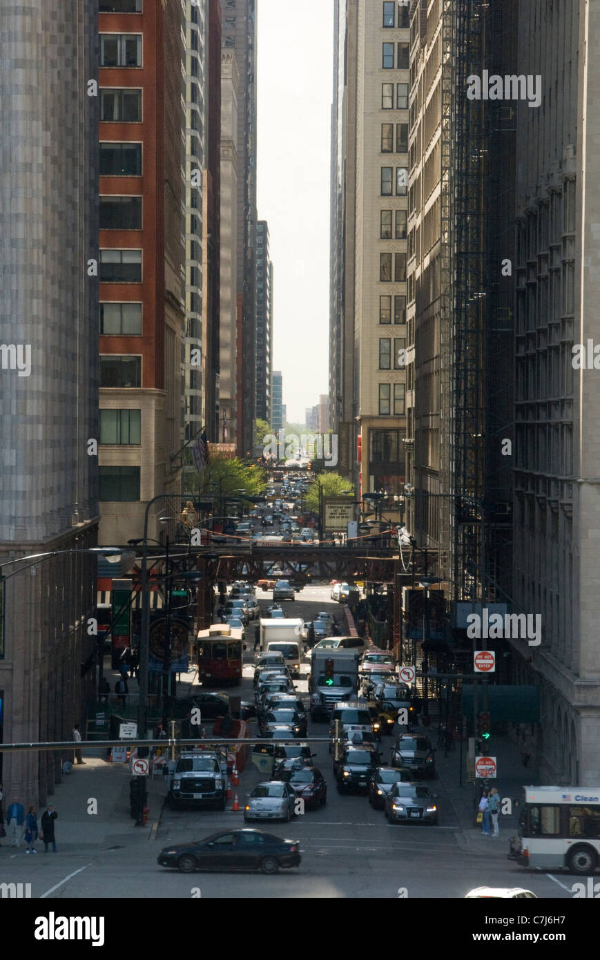 Verkehr auf East Monroe Street und Michigan Avenue, Chicago, Illinois, USA Stockfoto