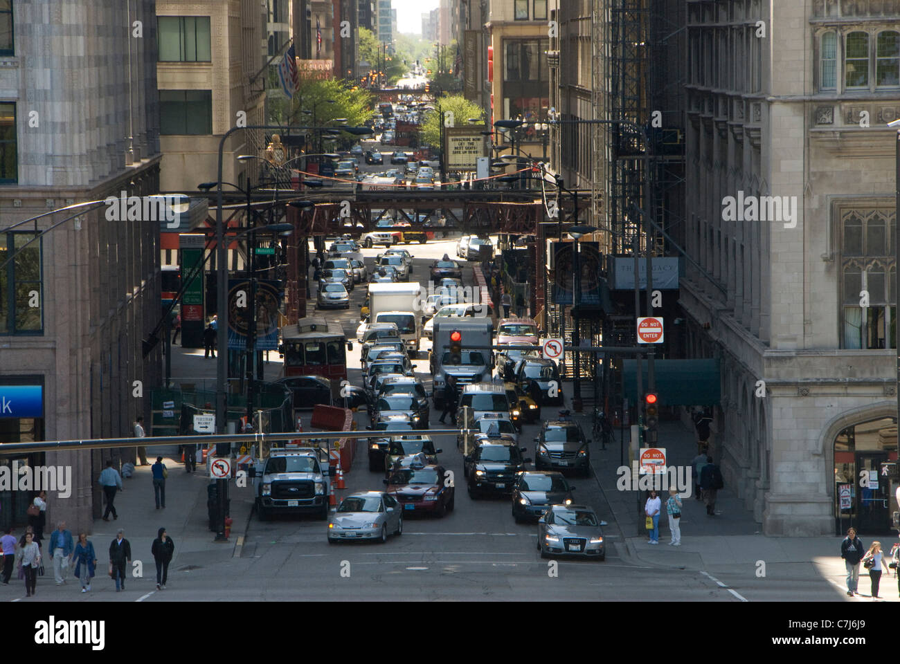 Verkehr auf East Monroe Street und Michigan Avenue, Chicago, Illinois, USA Stockfoto
