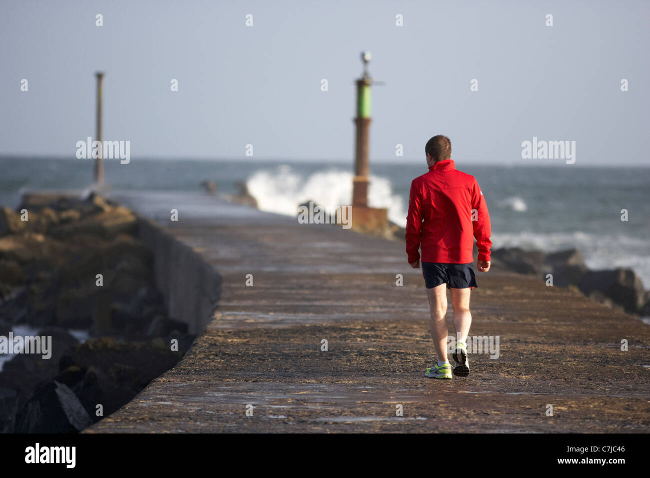 Mann zu Fuß entlang der Pier Bann Mund County Derry Londonderry-Nordirland Stockfoto