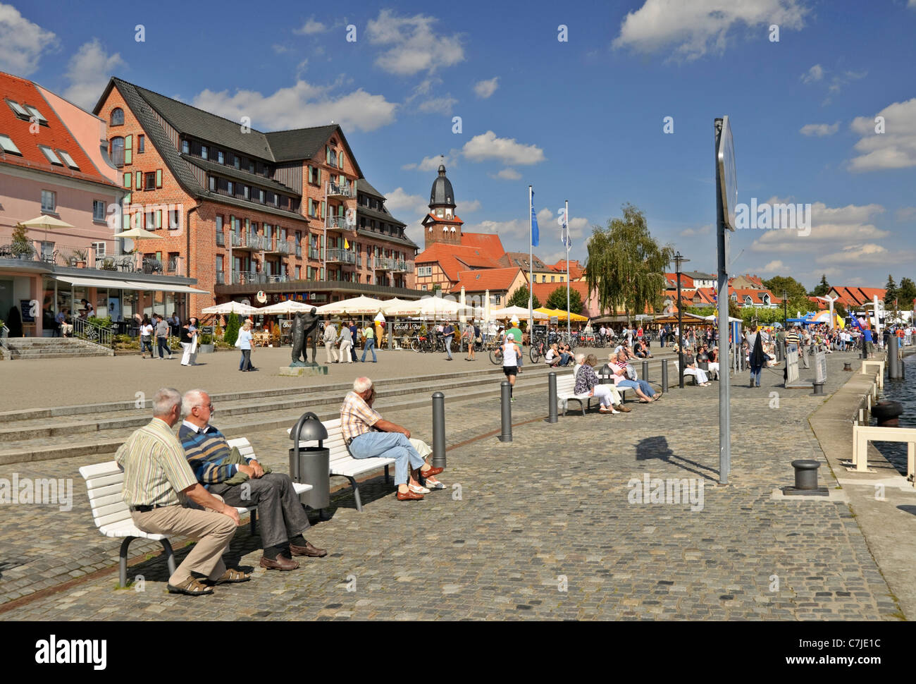 Besucher auf der Promenade in der Stadt Waren am Müritz See, Mecklenburg-Western Pomerania, Deutschland. Stockfoto