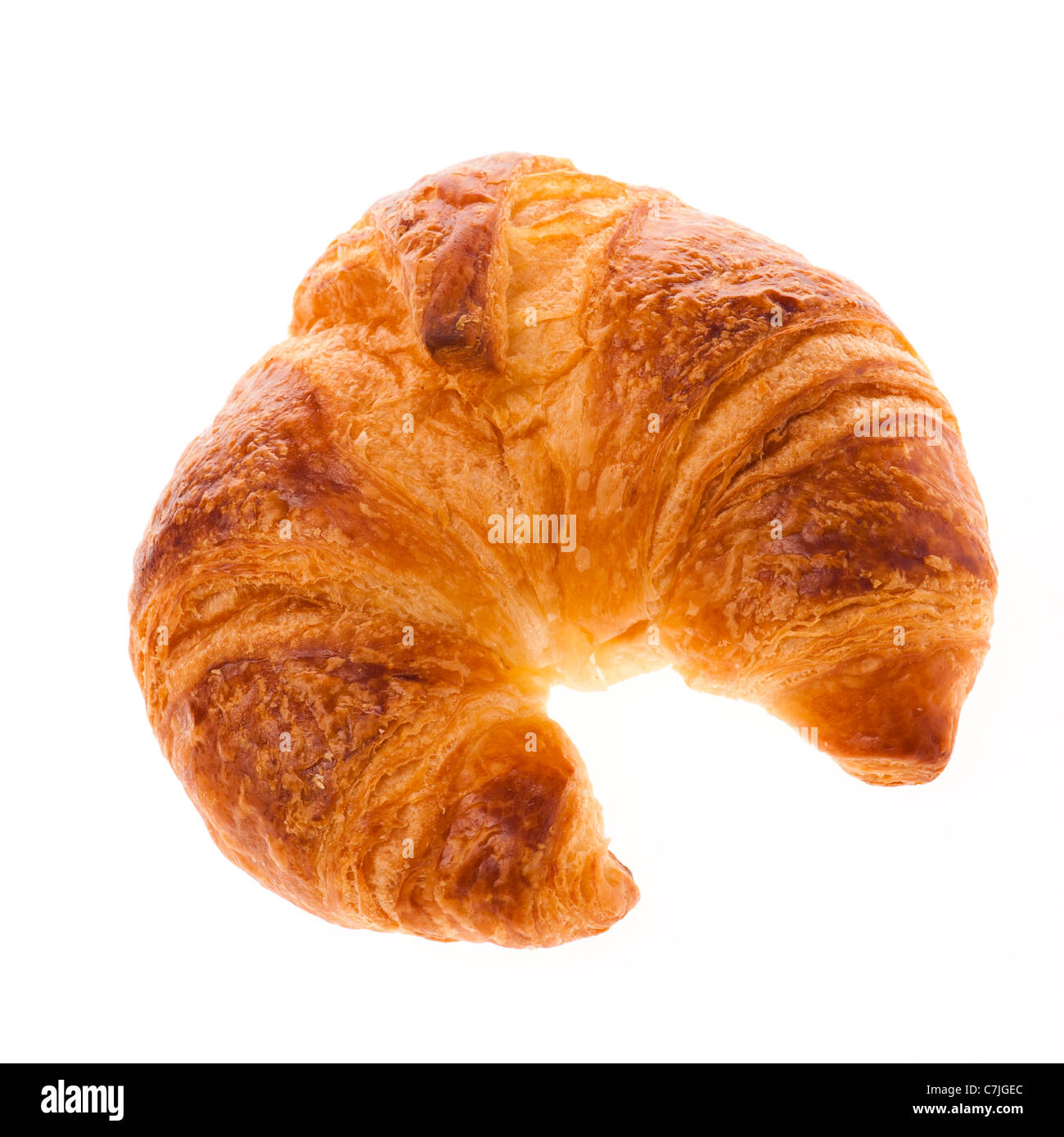 Ein frisch gebackenes Croissant auf eine weiße Hintergrundbeleuchtung Hintergrund Ausschnitt silo Stockfoto